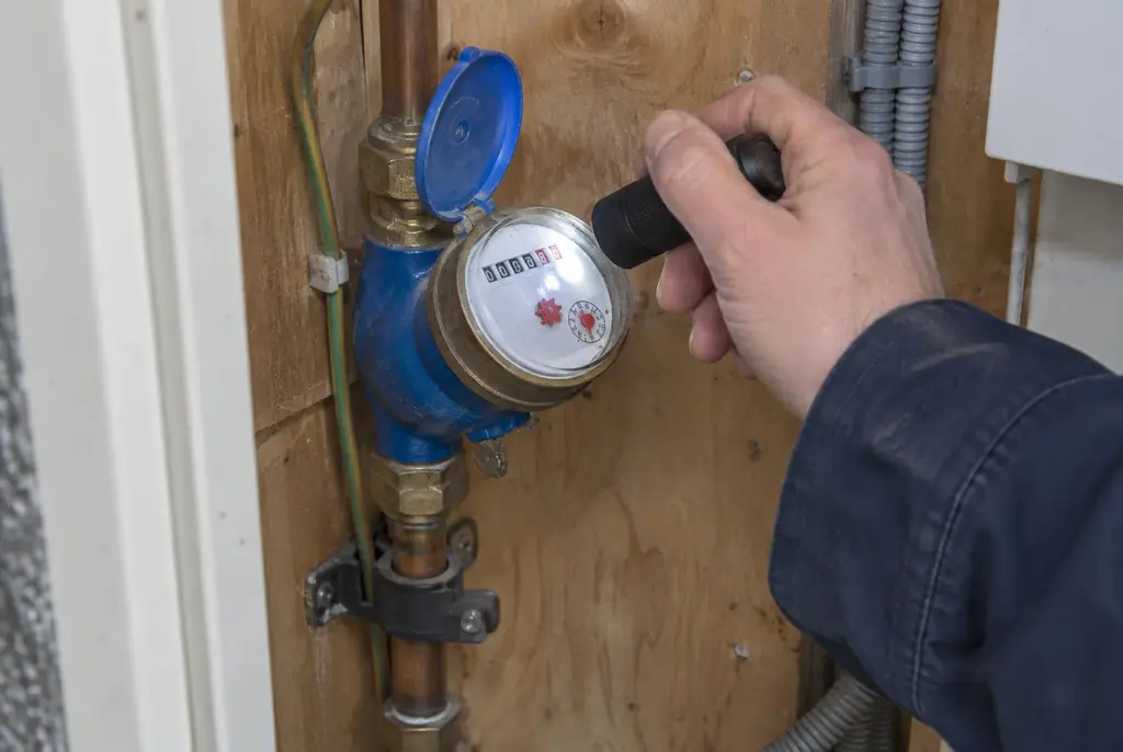 Lekdetectie Boskoop – watermeter in de meterkast controleren met een zaklamp